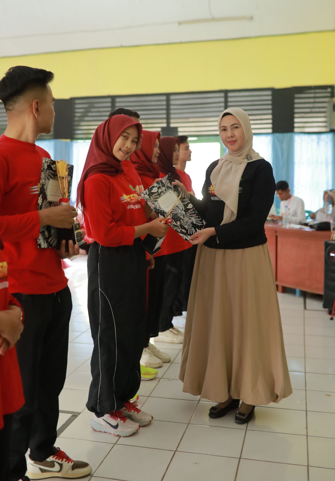 Penghargaan kepada Awra Ulvah sebagai Queen PPKPS & Ma’ataf Maru STKIP-M Sungai Penuh Tahun Akademik 2025/2026