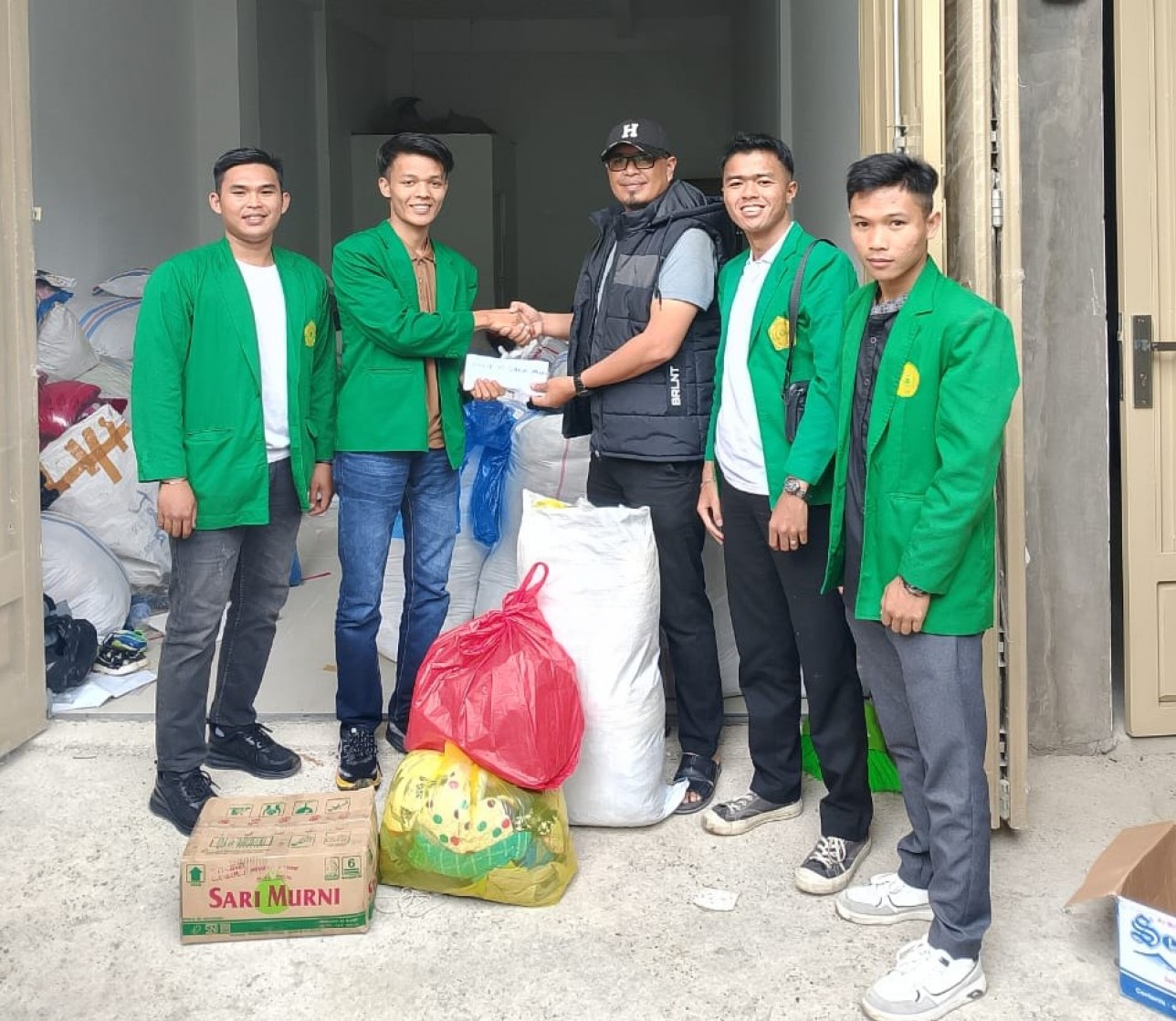 BEM STKIP Muhammadiyah Salurkan Bantuan untuk Korban Banjir Aceh, Sumbar, dan Sumsel ke Posko Lazizmu Kota Sungai Penuh