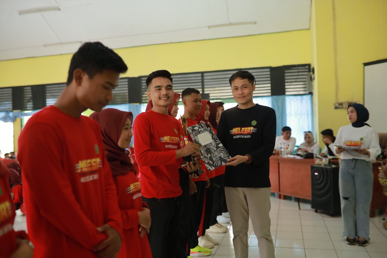 Penghargaan kepada Farel Gibran Ramadan sebagai King PPKPS & Ma’ataf Maru STKIP-M Sungai Penuh Tahun Akademik 2025/2026